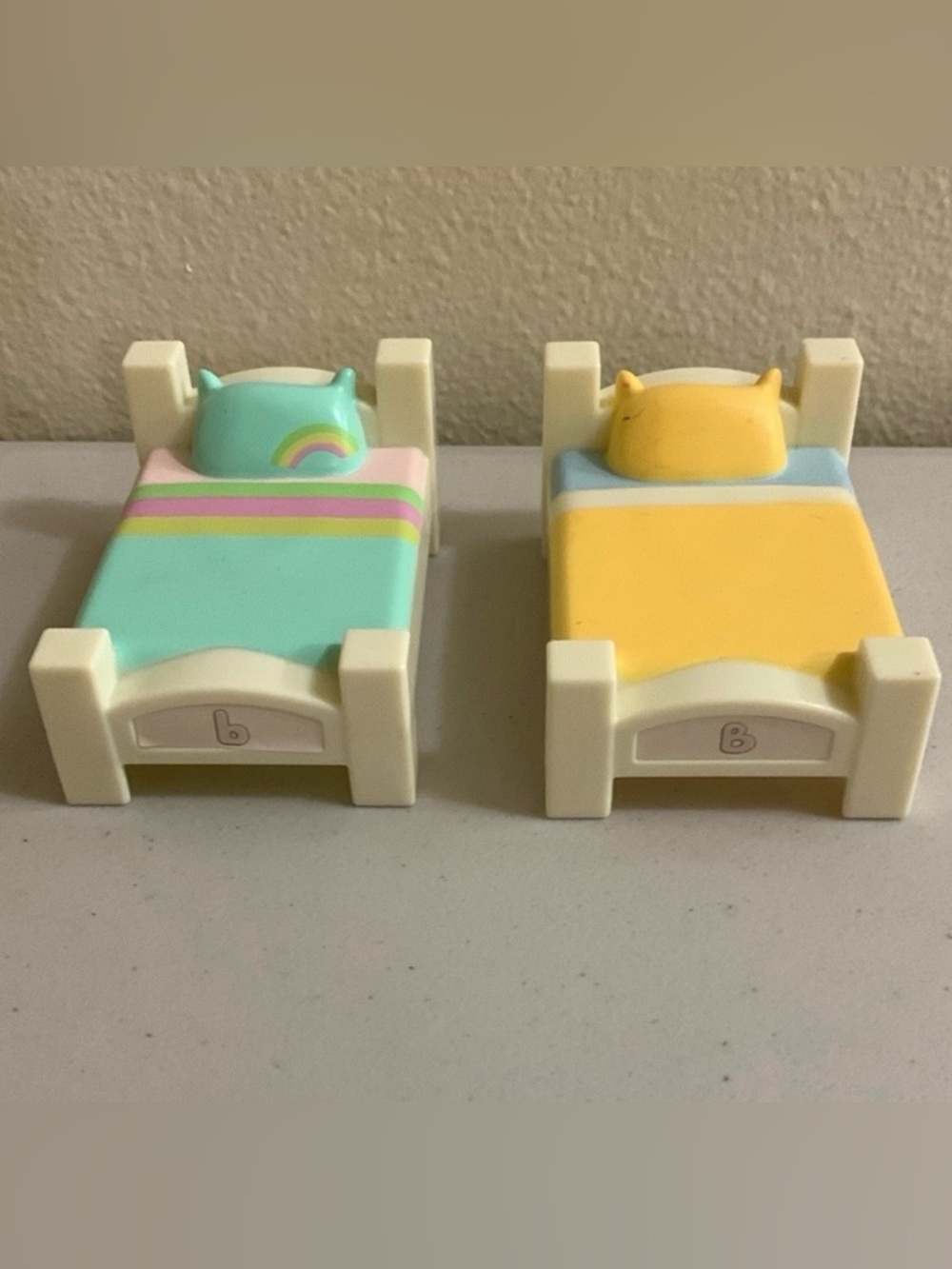 Bluey and Bingo Heeler Dog Beds Green Yellow 3 1/2 X 2 Inches Pillows Dollhouse